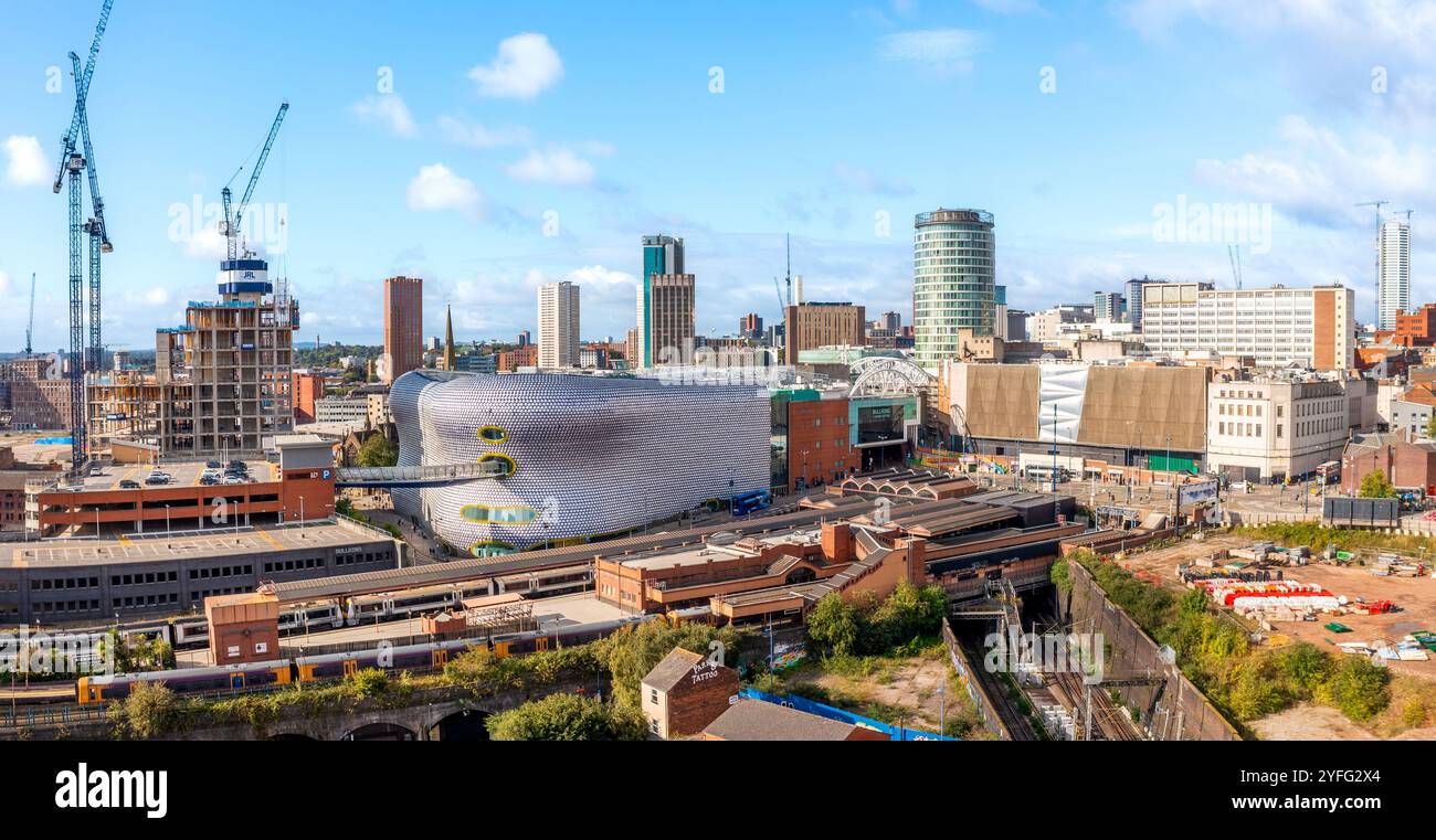 BIRMINGHAM, GROSSBRITANNIEN - 28. SEPTEMBER 2024. Ein Blick aus der Vogelperspektive auf die Skyline von Birmingham mit dem Einkaufszentrum Bullring und dem berühmten Gebäude von Selfridges Stockfoto