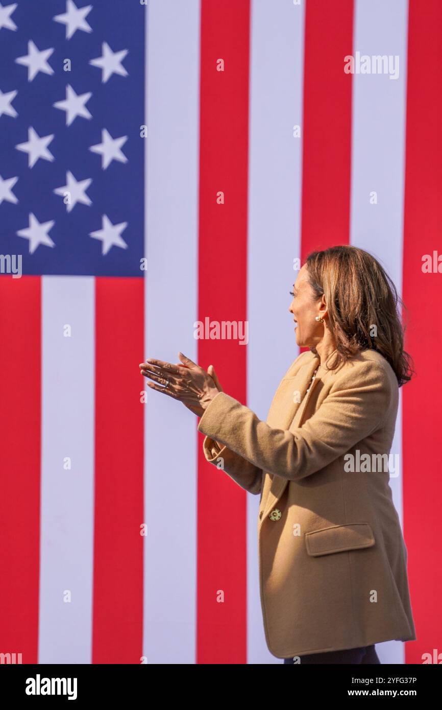 Die US-Vizepräsidentin und demokratische Präsidentschaftskandidatin Kamala Harris tritt am 2. November 2024 während einer Wahlkampfveranstaltung im Atlanta Civic Center in Atlanta, Georgia, USA, auf. (Foto: Julia Beverly/Alamy Live News) Stockfoto