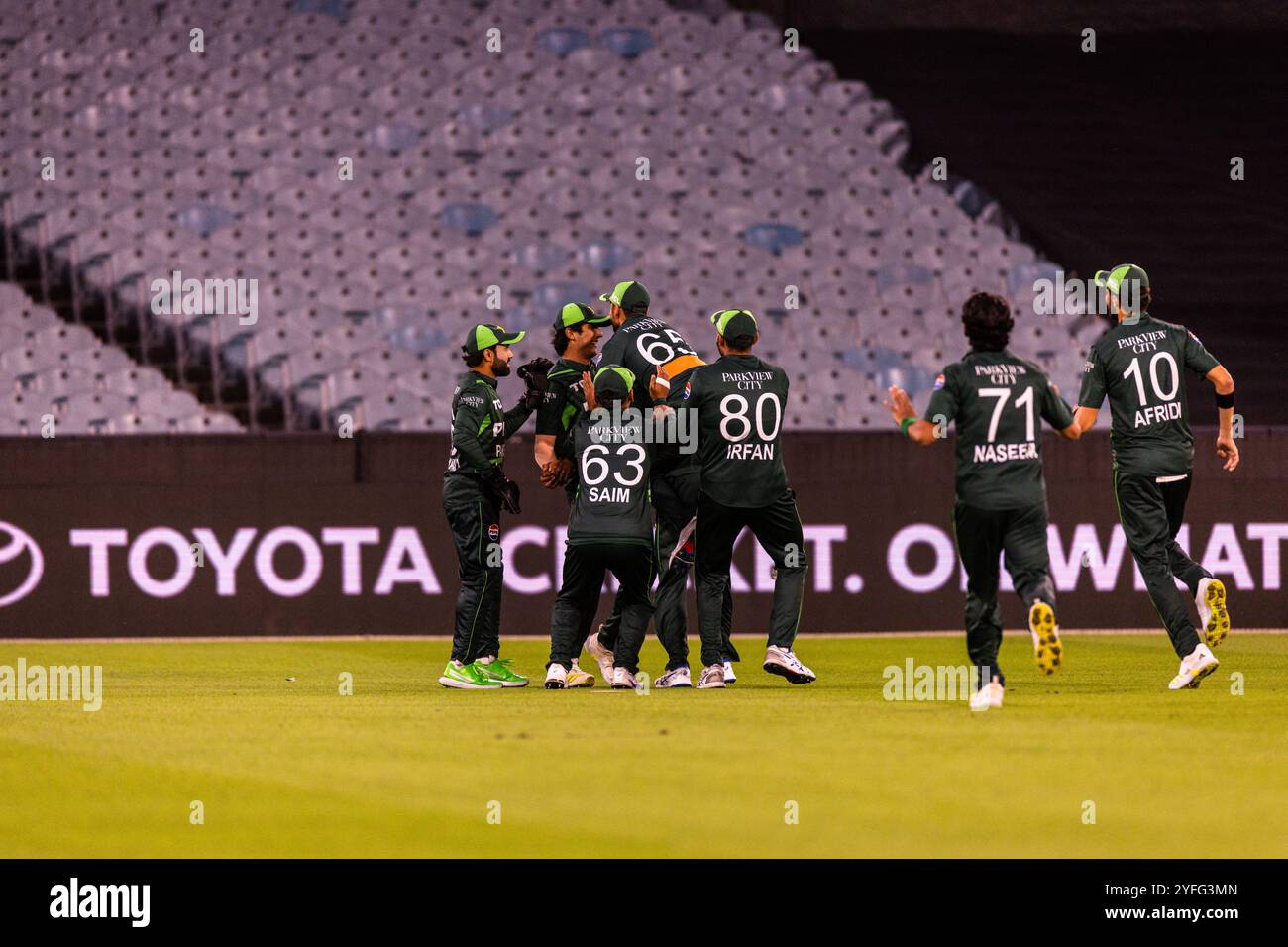 Melbourne, Australien, 4. November 2024. Pakistanische Spieler feierten den Fall eines Wickets während des ersten Spiels der Men's One Day International Cricket Series zwischen Australien und Pakistan am 4. November 2024 auf dem Melbourne Cricket Ground in Melbourne, Australien. Quelle: Santanu Banik/Speed Media/Alamy Live News Stockfoto