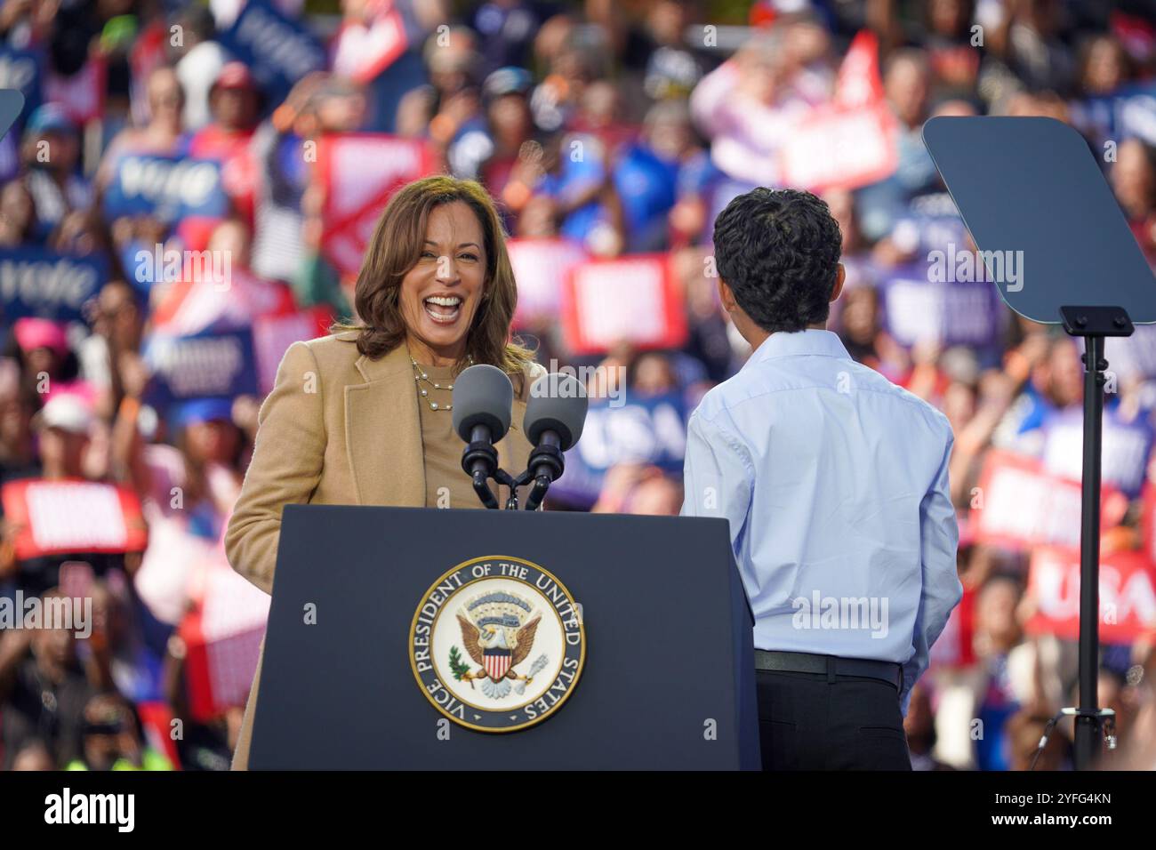 Die US-Vizepräsidentin und demokratische Präsidentschaftskandidatin Kamala Harris wird von Justin Martinez-Posadas, einem Erstwähler und Senior an der Pebblebrook High School, während ihrer Wahlkampfveranstaltung im Atlanta Civic Center am 2. November 2024 in Atlanta, Georgia, USA, vorgestellt. (Foto: Julia Beverly/Alamy Live News) Stockfoto