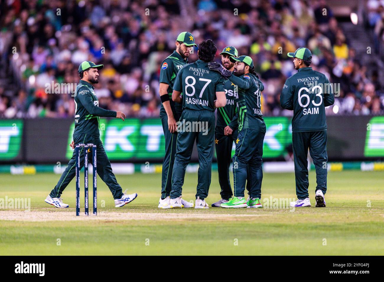 Melbourne, Australien, 4. November 2024. Pakistanische Spieler diskutieren über DRS während des ersten Spiels der Men's One Day International Cricket Series zwischen Australien und Pakistan am 4. November 2024 auf dem Melbourne Cricket Ground in Melbourne, Australien. Quelle: Santanu Banik/Speed Media/Alamy Live News Stockfoto