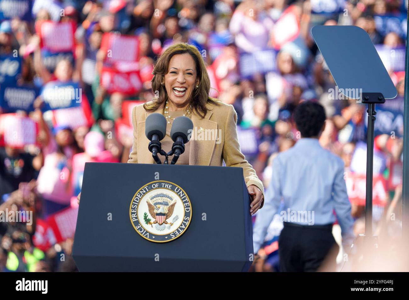 Die US-Vizepräsidentin und demokratische Präsidentschaftskandidatin Kamala Harris spricht am 2. November 2024 auf der Bühne einer Wahlkampfveranstaltung im Atlanta Civic Center in Atlanta, Georgia, USA. (Foto: Julia Beverly/Alamy Live News) Stockfoto