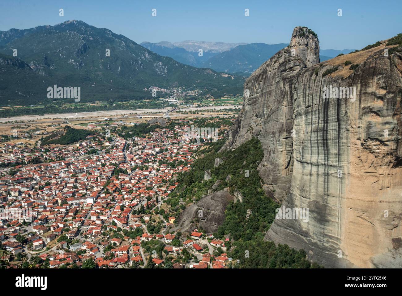 Meteora. Aus der Vogelperspektive von Kalambaka aus den Klöstern, Griechenland. Stockfoto