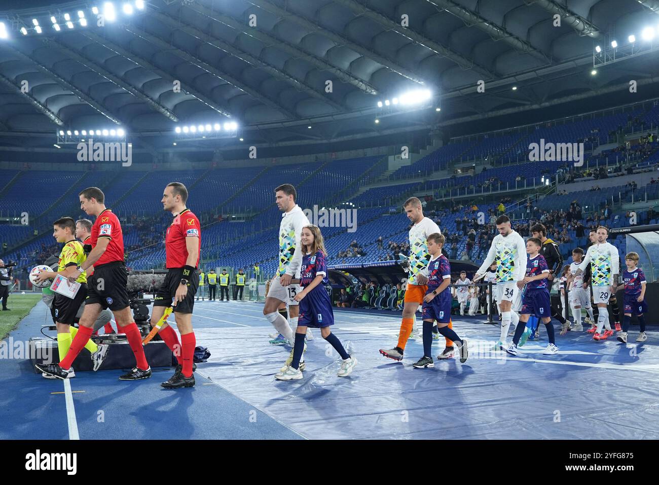 Roma, Italien. November 2024. Die Mannschaften treten während des EniLive-Fußballspiels der Serie A zwischen Lazio und Cagliari im Olympiastadion Roms in Italien ein - Montag, den 04. November 2024 - Sport Soccer ( Foto: Alfredo Falcone/LaPresse ) Credit: LaPresse/Alamy Live News Stockfoto