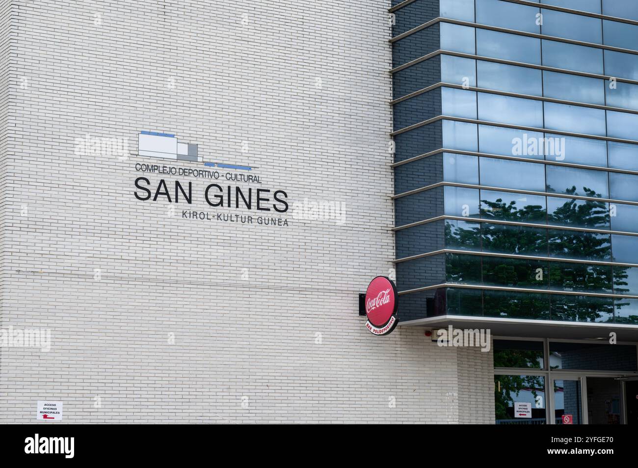 Villatuerta, Spanien – 23. Mai 2024: Das kommunale Sportzentrum in Lillatuerta heißt San Ginés. Stockfoto