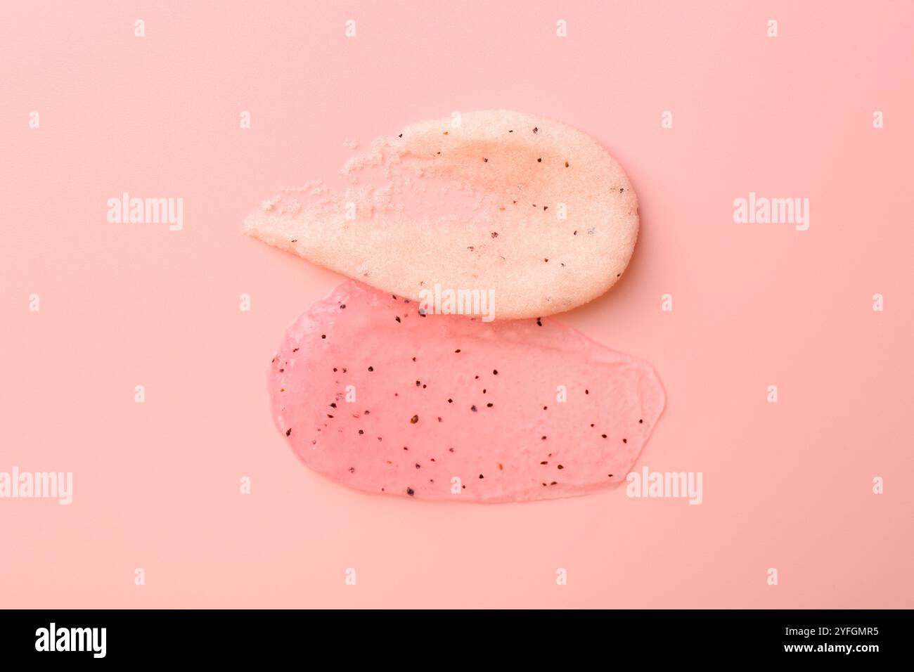 Abstriche von Körperpeelungen auf hellrosa Hintergrund, Draufsicht Stockfoto