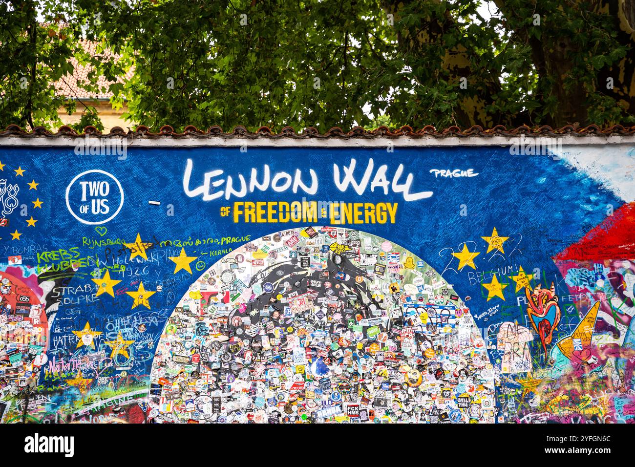 Farbenfrohe Lennon-Mauer, die John Lennon gewidmet ist, auf dem Platz der Großen Priorei, dem Viertel Malá Strana, historische Graffiti-Mauer in Prag, Tschechien. Stockfoto