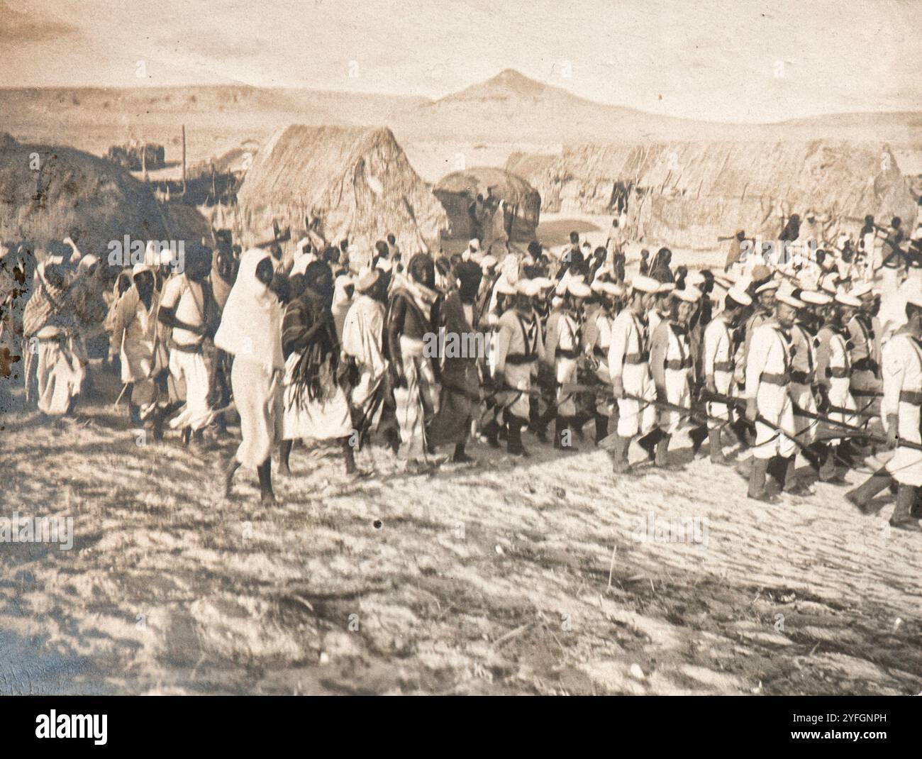 Italienischer Offizier besucht Eritrea (ehemalige italienische Kolonie) auf seiner Reise durch den Wald an Bord des italienischen Kriegsschiffs „Apulien“ Stockfoto