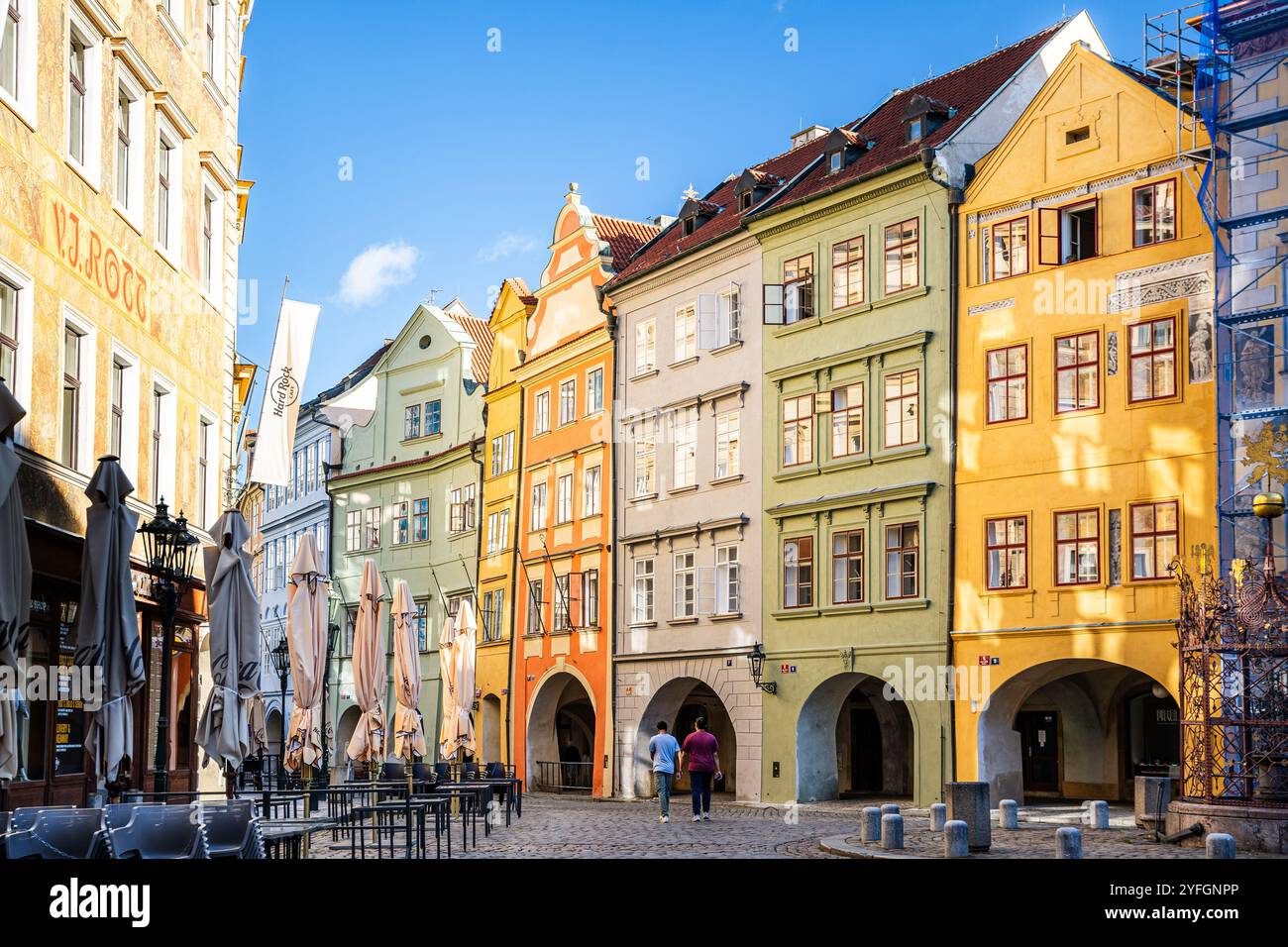 Männliche Namesti, ein dreieckiger Platz mit Arkaden, umgeben von historischen und farbenfrohen Gebäuden, in der Altstadt von Prag, Tschechien. Stockfoto