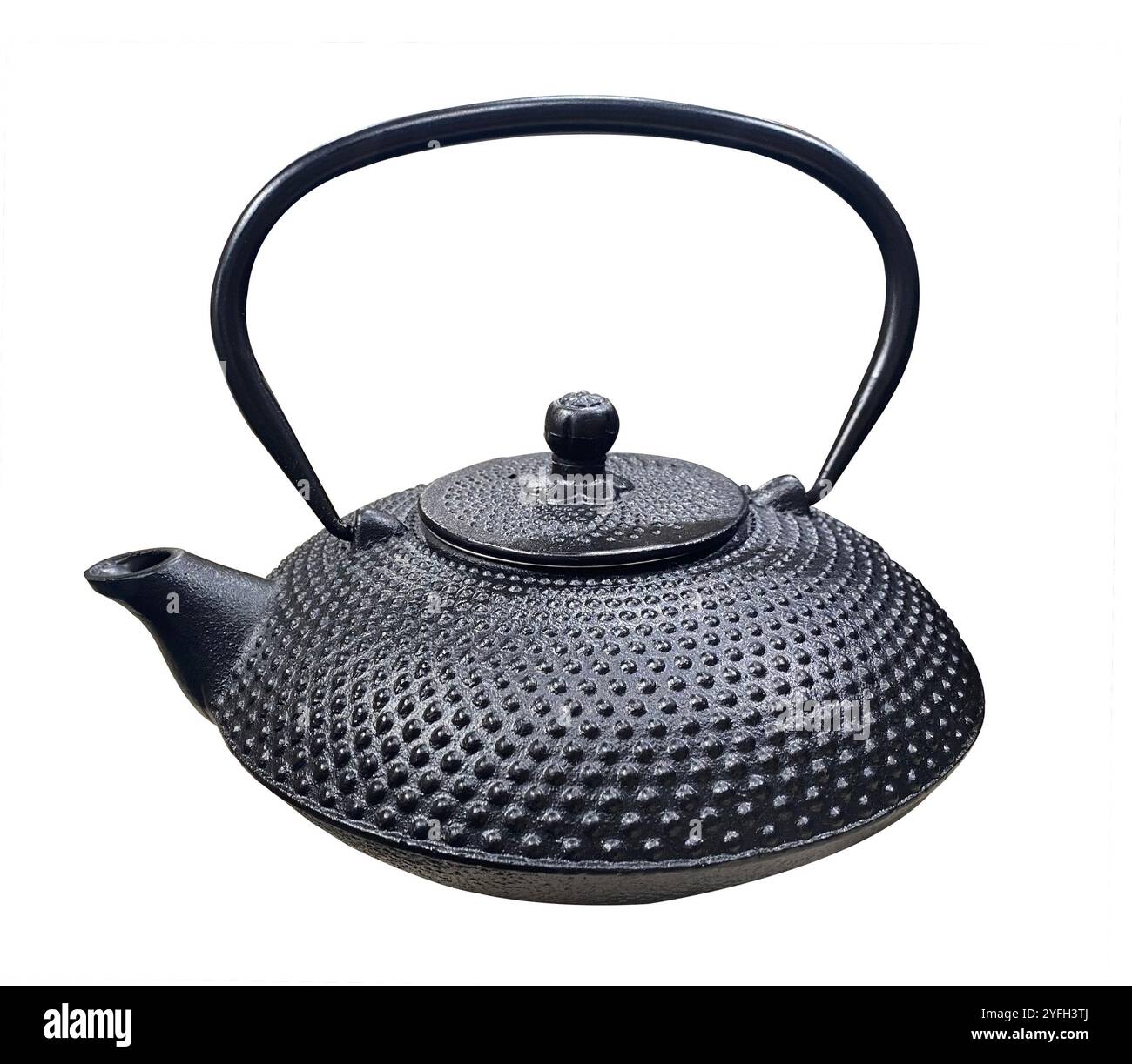 Traditioneller schwarzer asiatischer Gusseisen-Wasserkocher oder Teekanne isoliert auf weißem Hintergrund. Authentischer japanischer Wasserkocher aus schwarzem Gusseisen mit Schneidepfad. Stockfoto