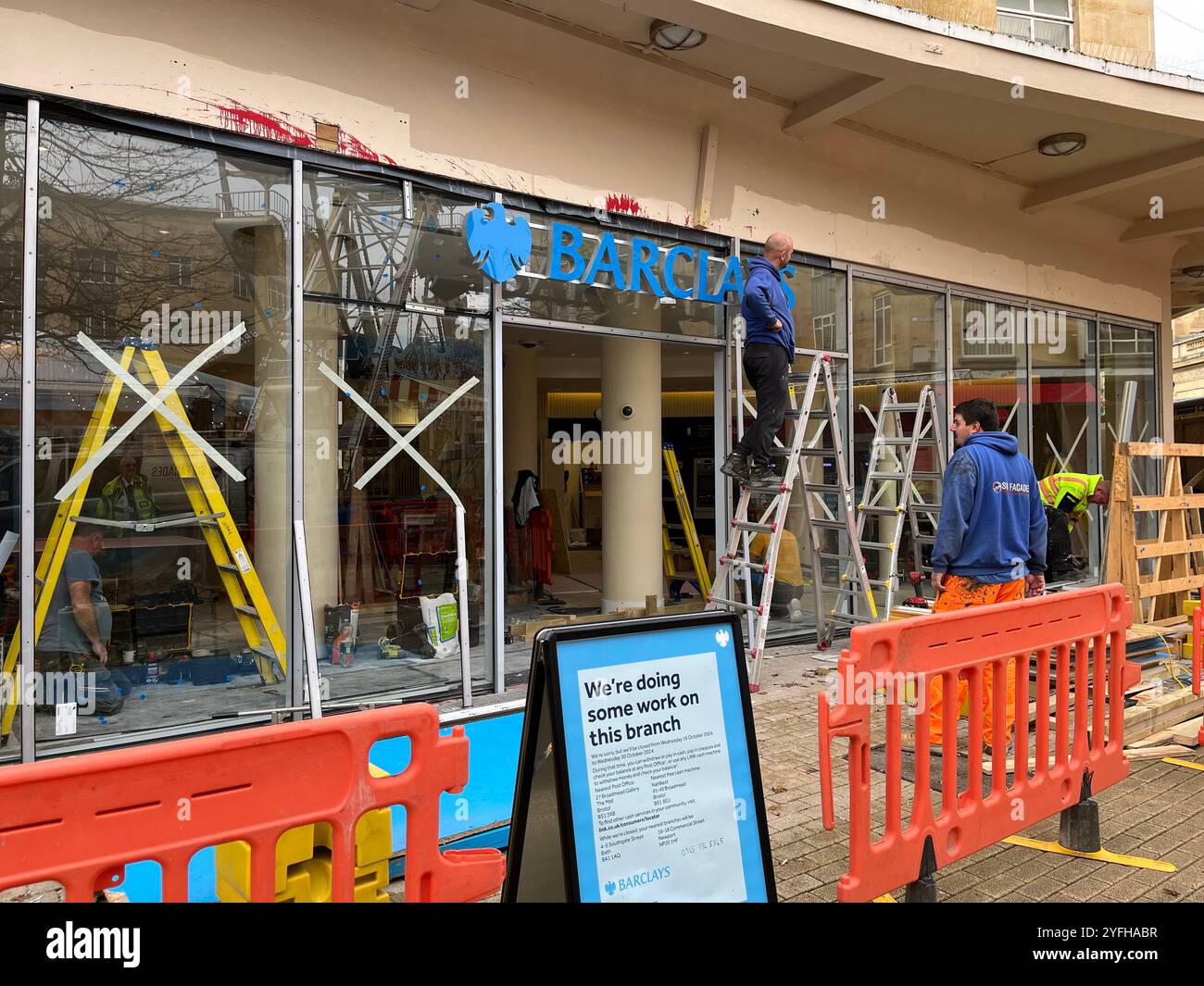 Laufende Reparaturarbeiten an der Barclays Bank in Bristol, die von Aktivisten der Palästinensischen Aktion angegriffen wurde, die das Glas zertrümmerten und rote Farbe besprühten. Stockfoto