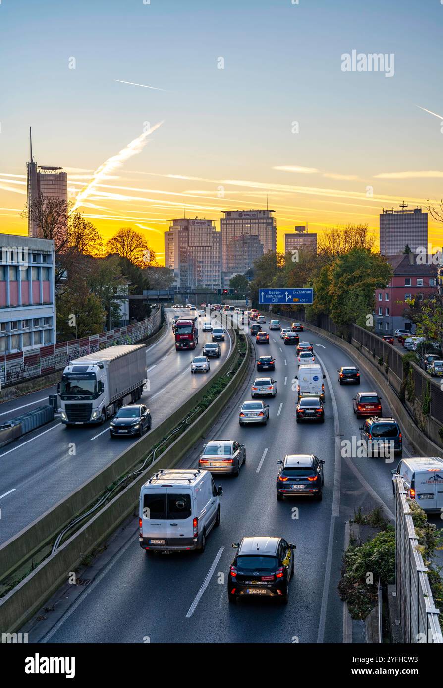 Abendlicher Verkehr, teils mit Stau, zäh fließendem Verkehr auf der Autobahn A40, Skyline von Essen, links RWE Turm, Mitte Evonik Konzern Zentrale, rechts ehemaliges Postbank Gebäude, Essen, NRW, Deutschland Verkehr A40 Essen *** abendlicher Verkehr, teils mit Staus, teils mit Staus, langsam fahrender Verkehr auf der Autobahn A40, Skyline von Essen, linker RWE Turm, Center Evonik Group Hauptsitz, rechts ehemaliges Postbank Gebäude, Essen, NRW, Deutschland Verkehr A40 Essen Stockfoto