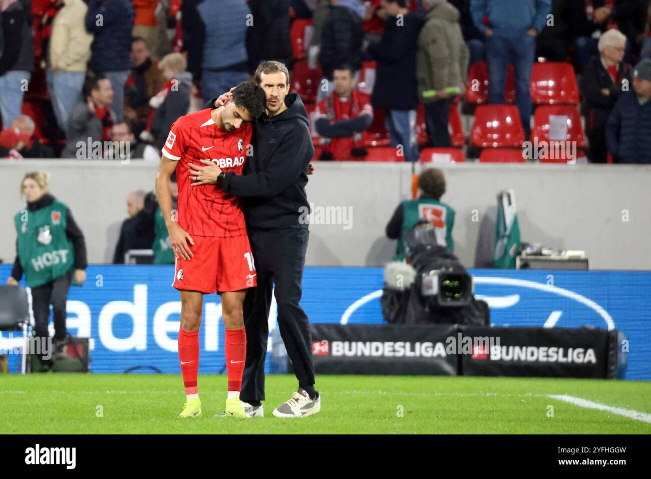 Freiburg, Deutschland. November 2024. Cheftrainer/Coach Julian Schuster (SC Freiburg) tröstet nach dem torlosen 0:0 Unentschieden den enttäuschten eren Sami Dinkci (SC Freiburg) nach dem Spiel der 1. FBL: 24-25:1. FBL: 24-25:9. Sptg. SC Freiburg - FSV Mainz 05 DFL-VORSCHRIFTEN VERBIETEN JEDE VERWENDUNG VON FOTOGRAFIEN ALS BILDSEQUENZEN UND/ODER QUASI-VIDEONann Credit: dpa/Alamy Live News Stockfoto