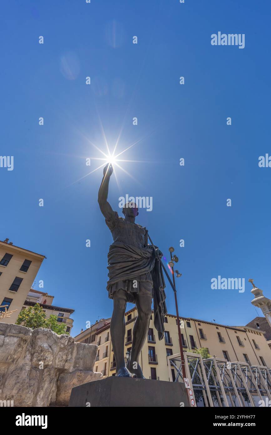 Saragossa, Spanien - 23. Juli 2024 : Bronzestatue des Kaisers Augustus. Sunstar über der Hand. Kopie nach Augusto de Prima Porta Original Skulptur Stockfoto