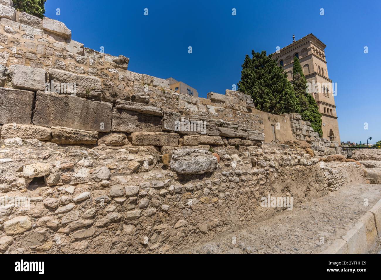 Saragossa, Spanien - 23. Juli 2024 : Römische Mauern. Der stehende Abschnitt auf der Avenida de César Augusto und der calle de las Murallas romanas bewahrt das Original Stockfoto