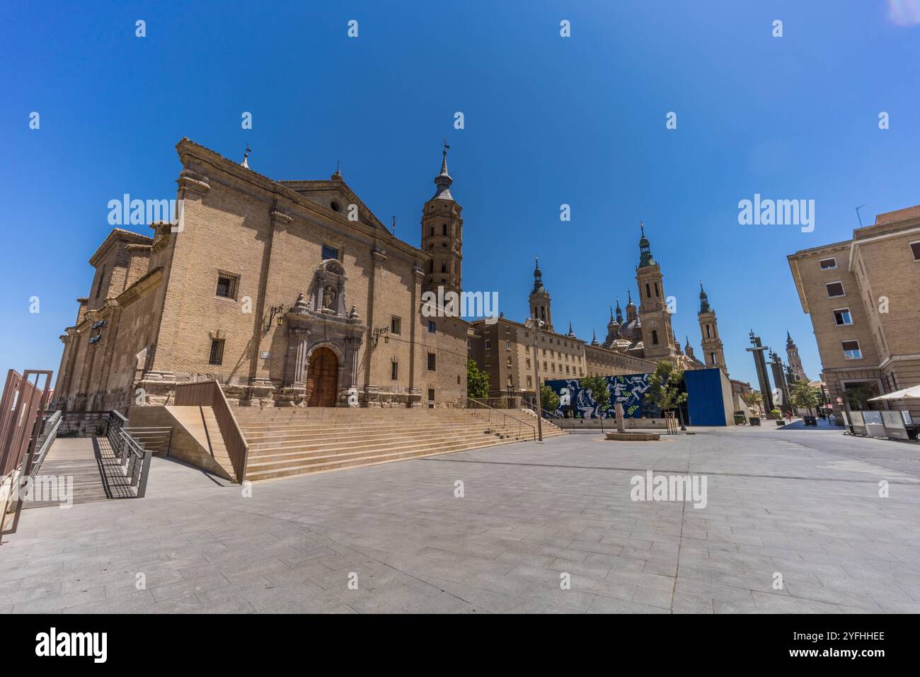 Saragossa, Spanien - 23. Juli 2024: Kirche Iglesia de San Juan de los Panetes. Der barocke Tempel im gotischen und mudéjar-Stil. Als kulturell bedeutend erklärt Stockfoto
