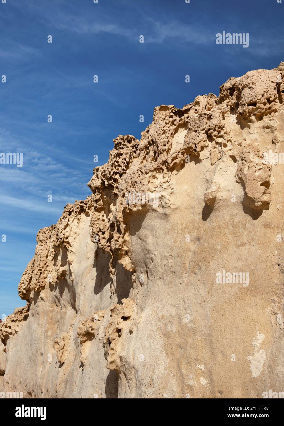 Pliozäne Dünen, Calcarenite, die durch fossile Überreste von Muscheln und Algen gebildet werden. Das Naturdenkmal von Ajuy, Fuerteventura, Kanarischen Inseln. Stockfoto