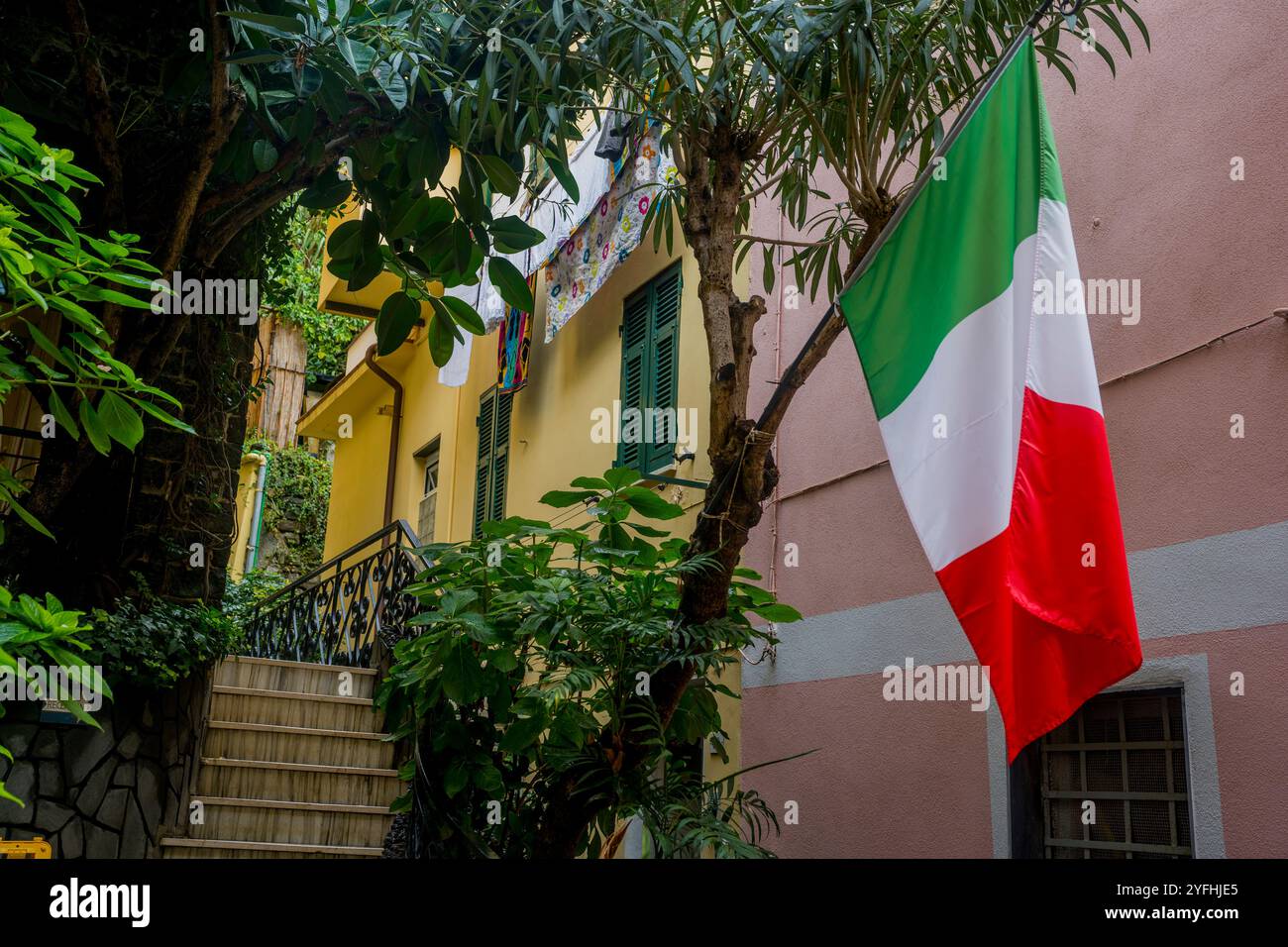 Eine Allee-Szene mit italienischer Flagge im Dorf Monterosso al Mare, Cinque Terre, Provinz La Spezia, Teil der Region Ligurien im Norden Stockfoto