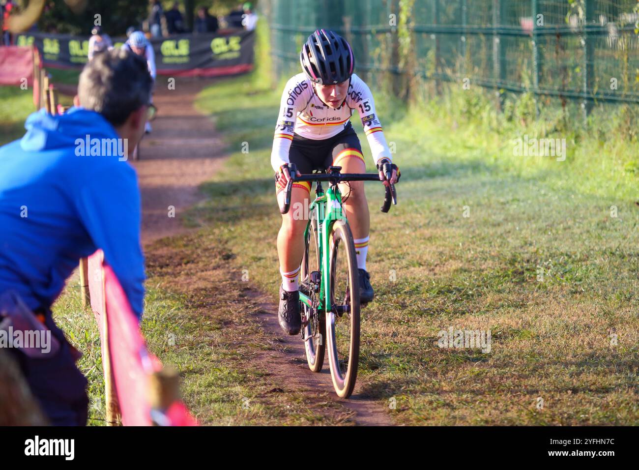 Pontevedra, Spanien, 3. November 2024: Die spanische Radfahrerin Lorena Patiño (15) beim Juniorenrennen der Frauen bei der Cyclocross-Europameisterschaft 2024 am 3. November 2024 in Pontevedra, Spanien. Quelle: Alberto Brevers / Alamy Live News. Stockfoto