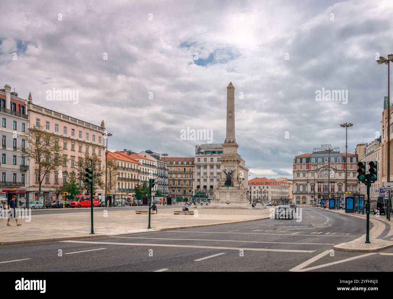 Panorama des Rossio-Platzes in Lison, Portugal (offiziell König Pedro IV. Platz), mit Cafés, Geschäften und der Säule des Königs. Stockfoto