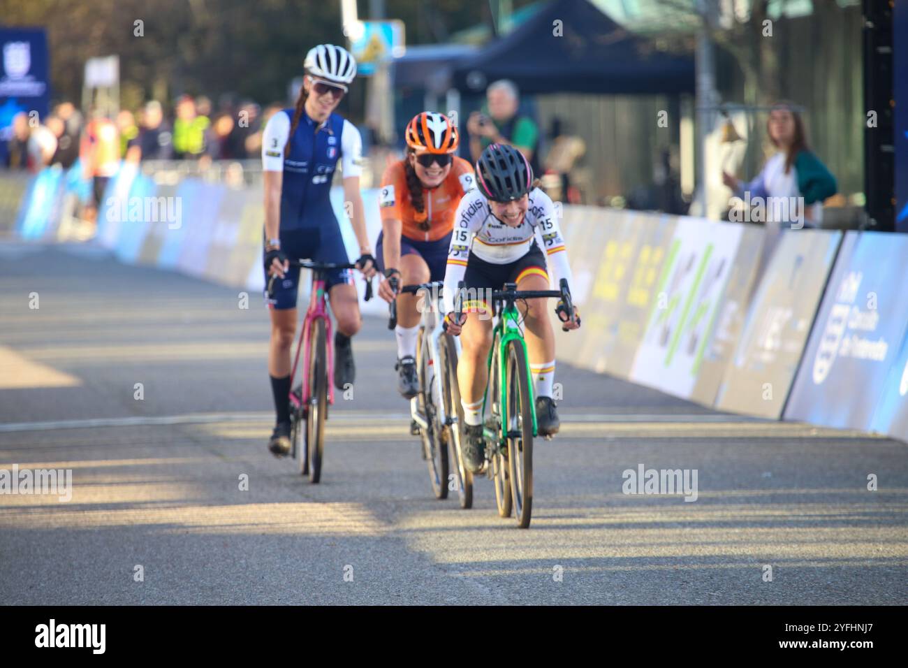 Pontevedra, Spanien, 3. November 2024: Spanische Radfahrerin Lorena Patiño (15, R) beim Juniorenrennen der Frauen bei der Cyclocross-Europameisterschaft 2024 am 3. November 2024 in Pontevedra, Spanien. Quelle: Alberto Brevers / Alamy Live News. Stockfoto