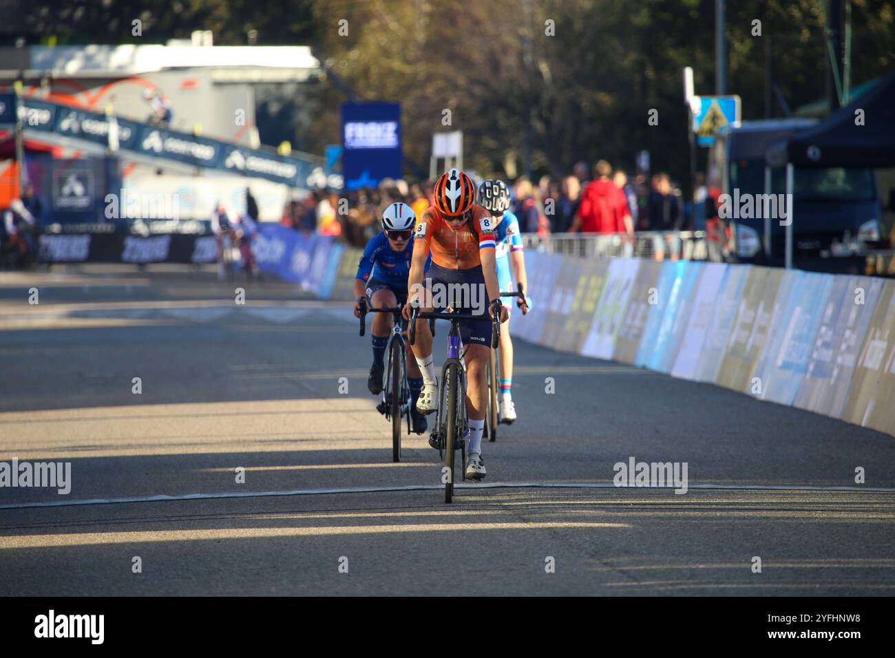 Pontevedra, Spanien, 3. November 2024: Die niederländische Radfahrerin Mae Cabaca (8, R) überquert die Ziellinie während des Juniorenrennens der Frauen bei der Cyclocross-Europameisterschaft 2024 am 3. November 2024 in Pontevedra, Spanien. Quelle: Alberto Brevers / Alamy Live News. Stockfoto