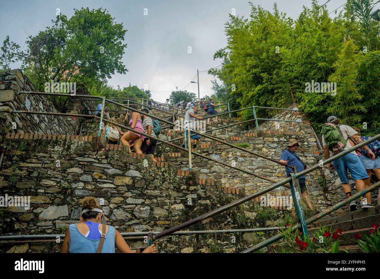 Die Leute auf der Treppe, genannt Lardarina, verbinden den Bahnhof mit dem Dorf, im Zickzack 380 Stufen hinauf, um Corniglia, Cinque Ter, zu erreichen Stockfoto