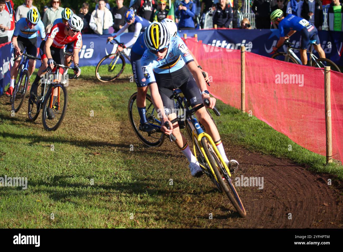 Pontevedra, Spanien, 3. November 2024: Der belgische Radfahrer Giel Lejeune (17) führt das Rennen während des Juniorenrennens der Herren der Cyclocross-Europameisterschaft 2024 am 3. November 2024 in Pontevedra, Spanien. Quelle: Alberto Brevers / Alamy Live News. Stockfoto