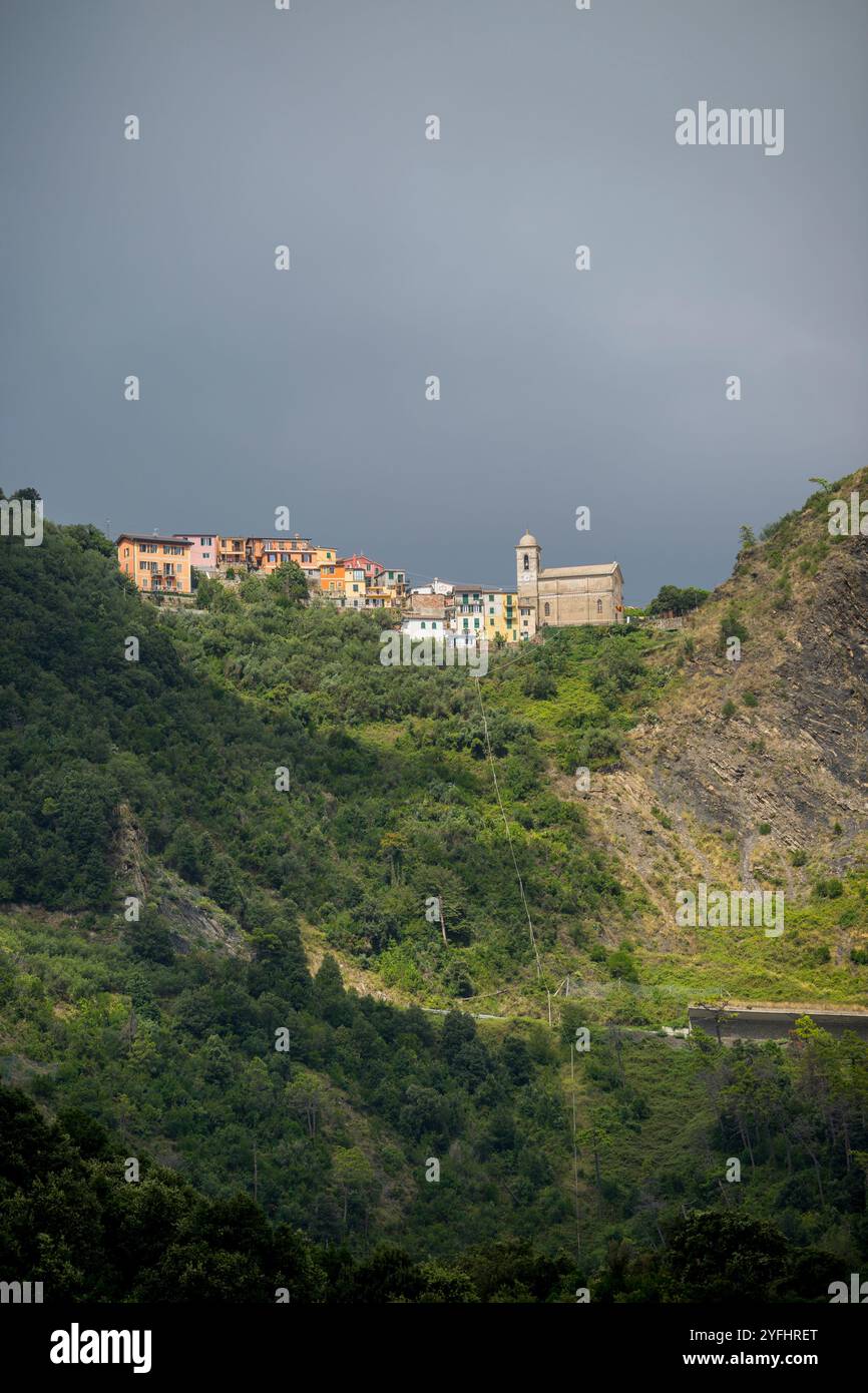 Blick auf das Dorf San Bernardino auf dem Hügel über dem Dorf Corniglia, Cinque Terre, Provinz La Spezia, Teil der Region Ligurien, NOR Stockfoto