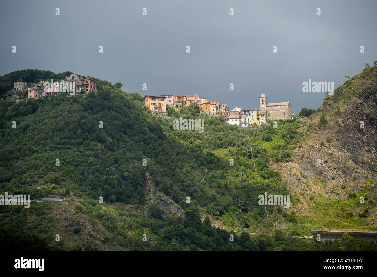 Blick auf das Dorf San Bernardino auf dem Hügel über dem Dorf Corniglia, Cinque Terre, Provinz La Spezia, Teil der Region Ligurien, NOR Stockfoto