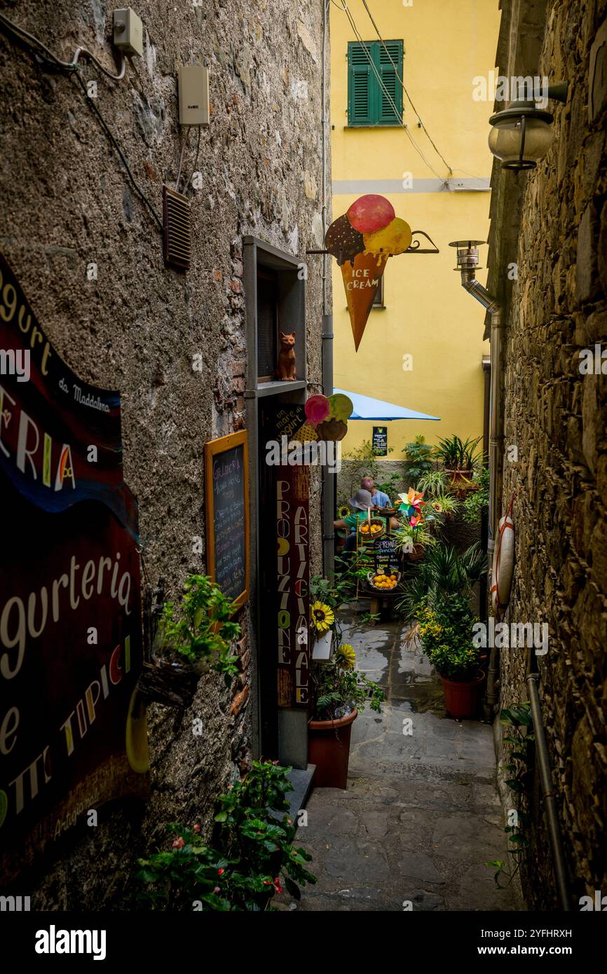 Gassen-Szene im Dorf Corniglia, Cinque Terre, Provinz La Spezia, Teil der Region Ligurien, Norditalien. Stockfoto