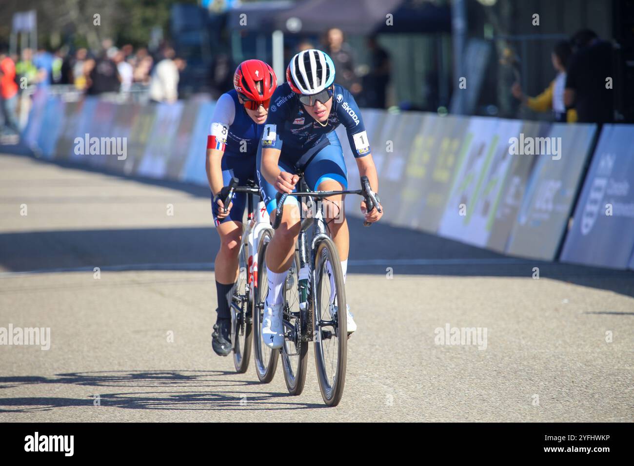 Pontevedra, Spanien, 3. November 2024: Die Luxemburger Marie Schreiber (1, R) führt das Rennen an, gefolgt von Célia Gery (8, L) beim U23-Frauenrennen der Radkreuz-Europameisterschaft 2024 am 3. November 2024 in Pontevedra, Spanien. Quelle: Alberto Brevers / Alamy Live News. Stockfoto