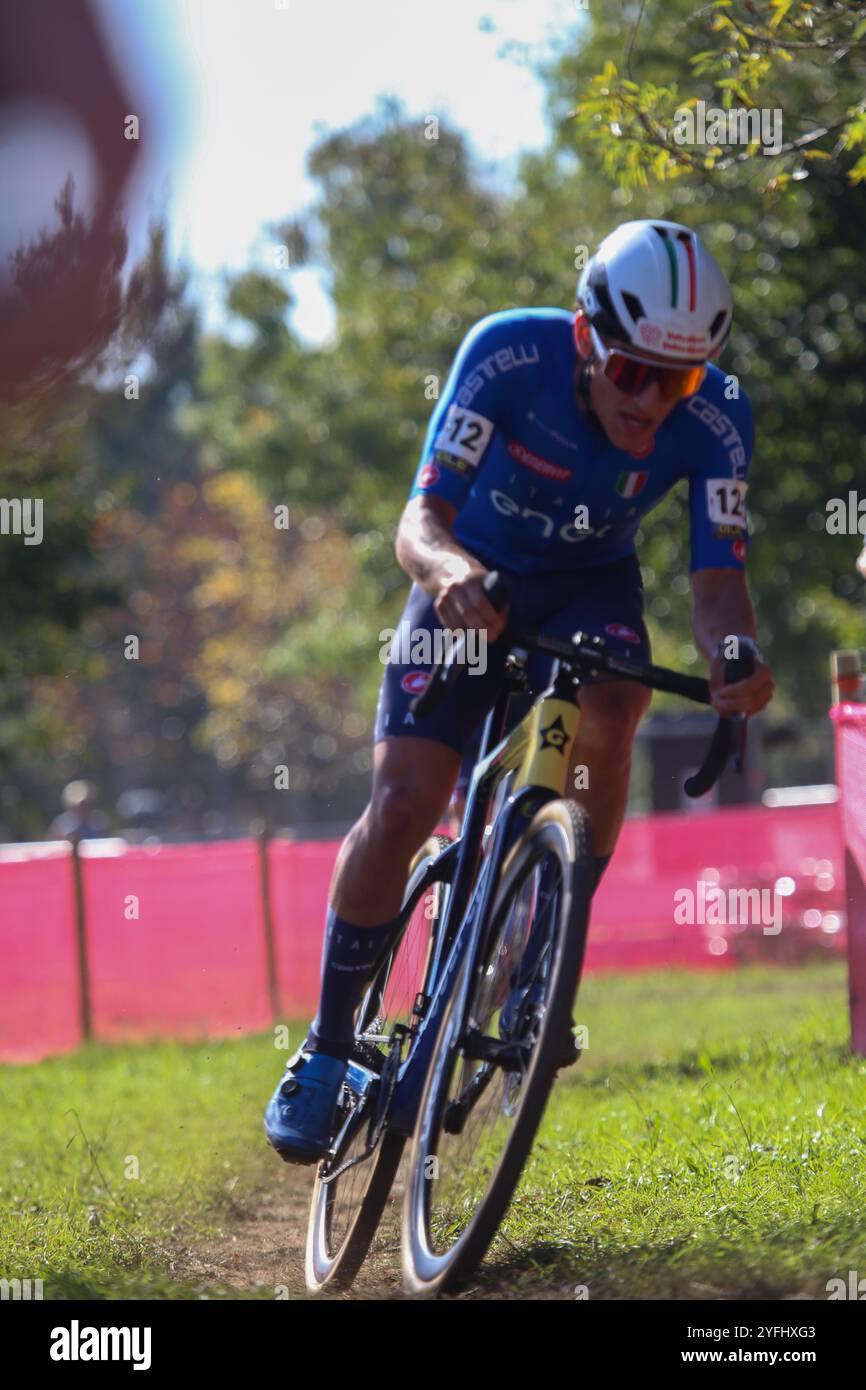 Pontevedra, Spanien, 3. November 2024: Der italienische Radfahrer Filippo AGOSTINACCHIO (12) beim U23-Rennen der Cyclocross-Europameisterschaften 2024 am 3. November 2024 in Pontevedra, Spanien. Quelle: Alberto Brevers / Alamy Live News. Stockfoto