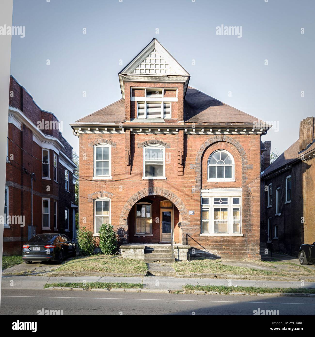 KNOXVILLE, TENNESSEE, USA-SEPTEMBER 22. April 2024: Eines von zwei ehemaligen Wohnhäusern im Federal-Stil am N. Central in Old North Knoxville. Linkes Zweiergebäude. Stockfoto