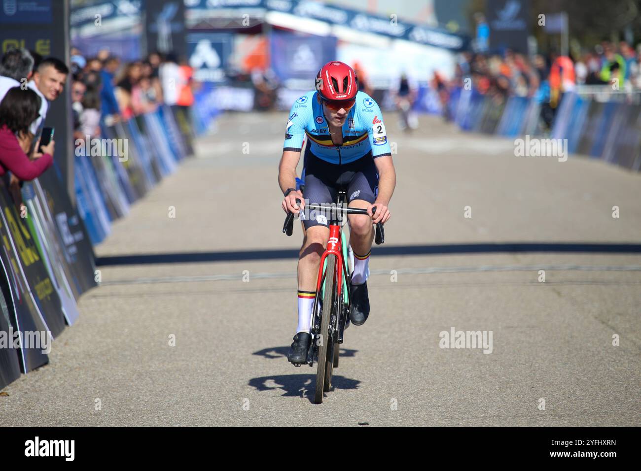 Pontevedra, Spanien, 3. November 2024: Der belgische Radrennfahrer Yordi Corsus (2) beim U23-Rennen der Cyclocross-Europameisterschaften 2024 am 3. November 2024 in Pontevedra, Spanien. Quelle: Alberto Brevers / Alamy Live News. Stockfoto