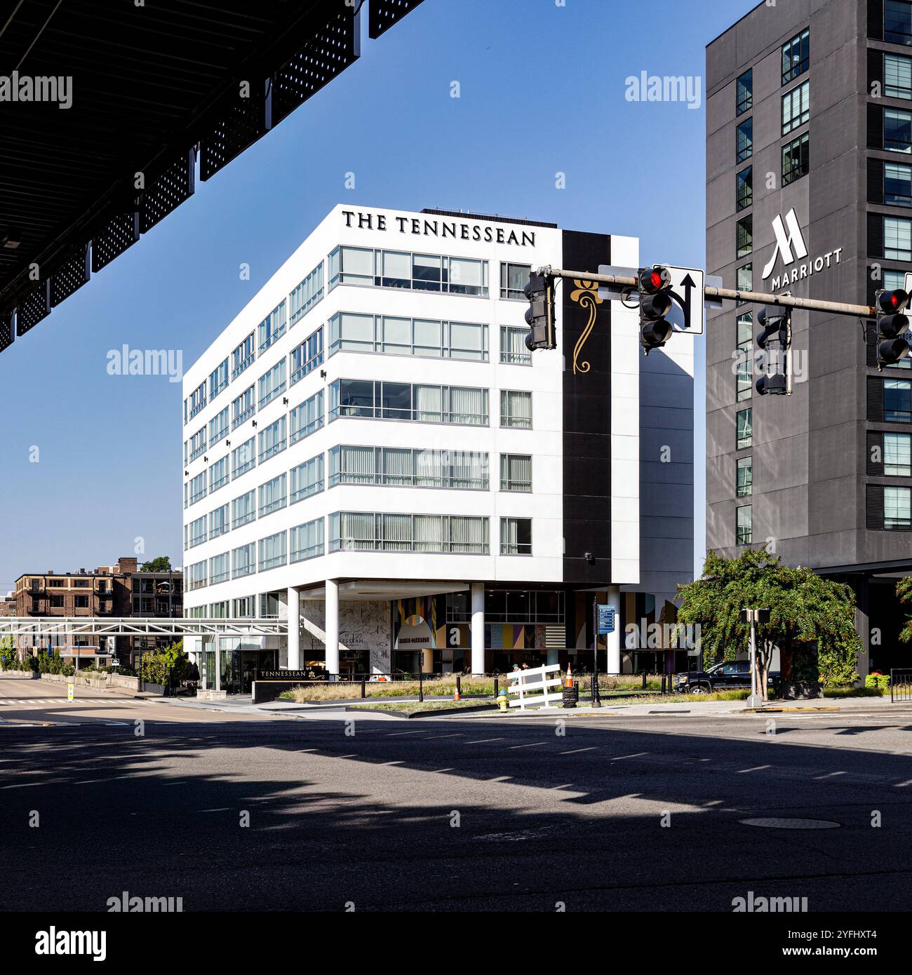 KNOXVILLE, TENNESSEE, USA-SEPTEMBER 22, 2024: Henley Street beherbergt die modernen Tennessee und Marriott Hotels. Stockfoto