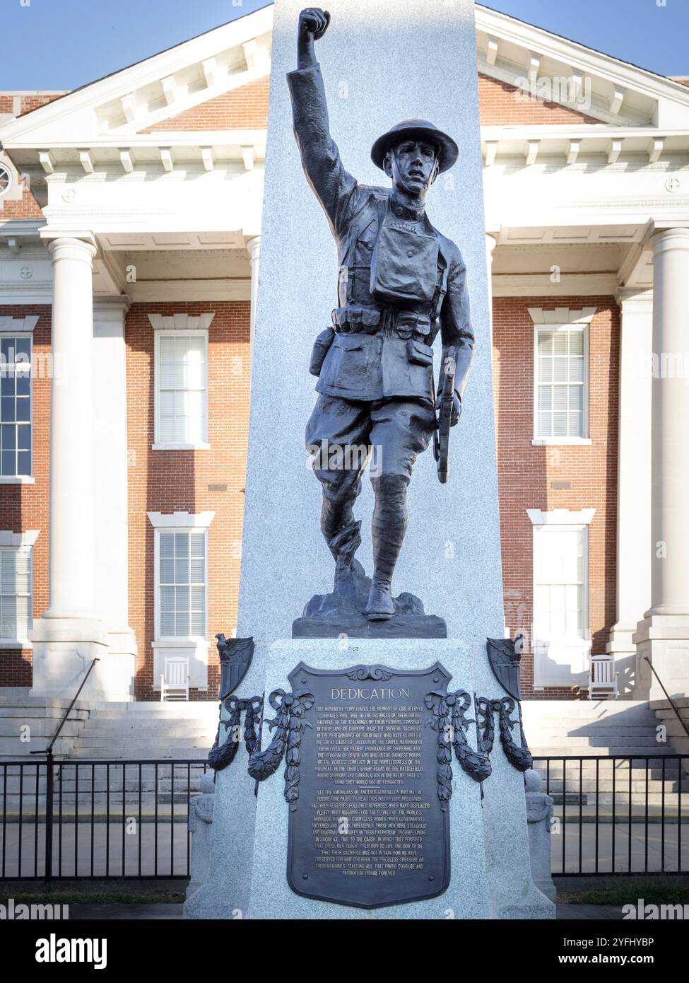 KNOXVILLE, TENNESSEE, USA-SEPTEMBER 22, 2024: Prominente „Doughboy“-Statue vor der historischen High School (heute Wohnungen) in Old North Knoxville. Stockfoto