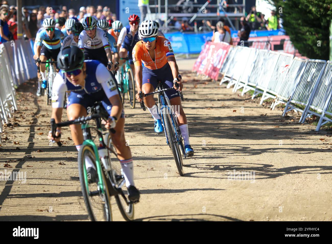 Pontevedra, Spanien, 3. November 2024: Die niederländische Radfahrerin Ceylin del Carmen Alvarado (3, R) beim Frauen-Elite-Rennen der Cyclocross-Europameisterschaft 2024 am 3. November 2024 in Pontevedra, Spanien. Quelle: Alberto Brevers / Alamy Live News. Stockfoto