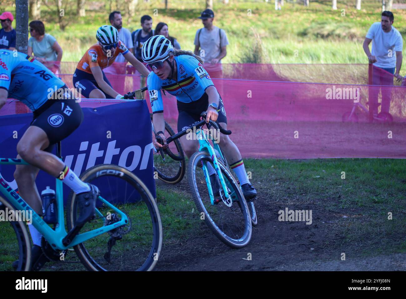 Pontevedra, Spanien, 3. November 2024: Die belgische Radrennfahrerin Alicia Franck (11) beim Frauen-Elite-Rennen der Cyclocross-Europameisterschaft 2024 am 3. November 2024 in Pontevedra, Spanien. Quelle: Alberto Brevers / Alamy Live News. Stockfoto