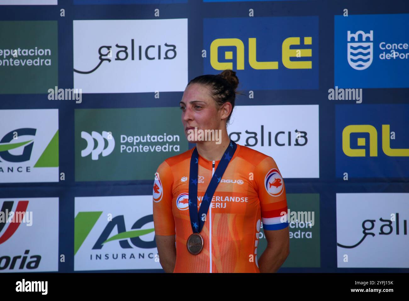 Pontevedra, Spanien, 3. November 2024: Niederländische Radfahrerin Lucinda Brand (2) mit der Bronzemedaille beim Frauen-Elite-Rennen der Cyclocross-Europameisterschaft 2024 am 3. November 2024 in Pontevedra, Spanien. Quelle: Alberto Brevers / Alamy Live News. Stockfoto