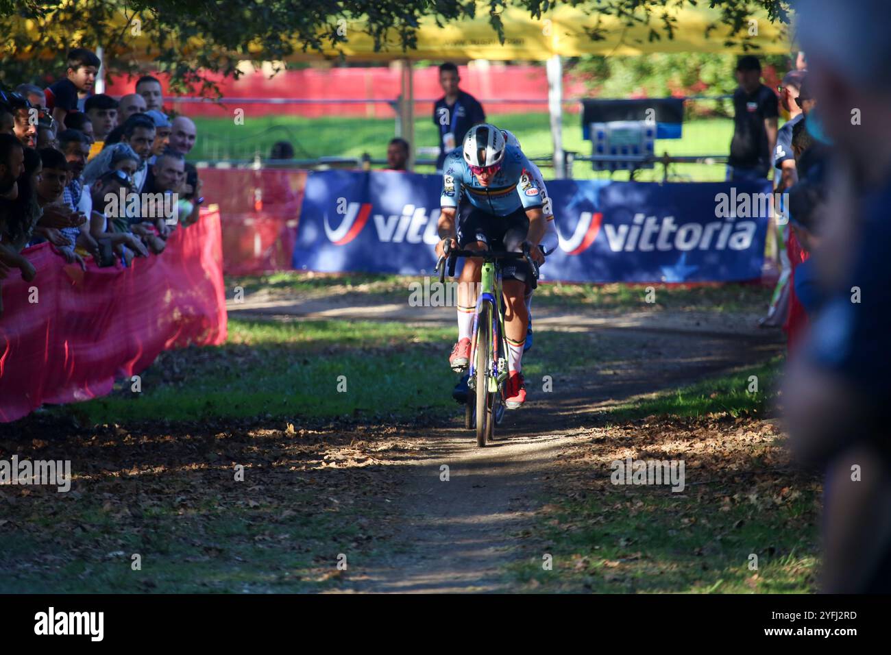 Pontevedra, Spanien, 3. November 2024: Der belgische Radfahrer Thibau Nys (6) führt das Rennen während des Männer-Elite-Rennens der Cyclocross-Europameisterschaft 2024 am 3. November 2024 in Pontevedra, Spanien. Quelle: Alberto Brevers / Alamy Live News. Stockfoto