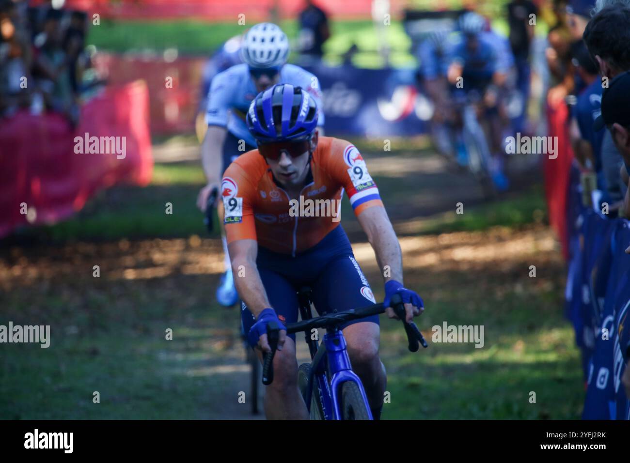 Pontevedra, Spanien, 3. November 2024: Niederländischer Radfahrer Lars Van der Haar (9) während des Männer-Elite-Rennens der Cyclocross-Europameisterschaft 2024 am 3. November 2024 in Pontevedra, Spanien. Quelle: Alberto Brevers / Alamy Live News. Stockfoto