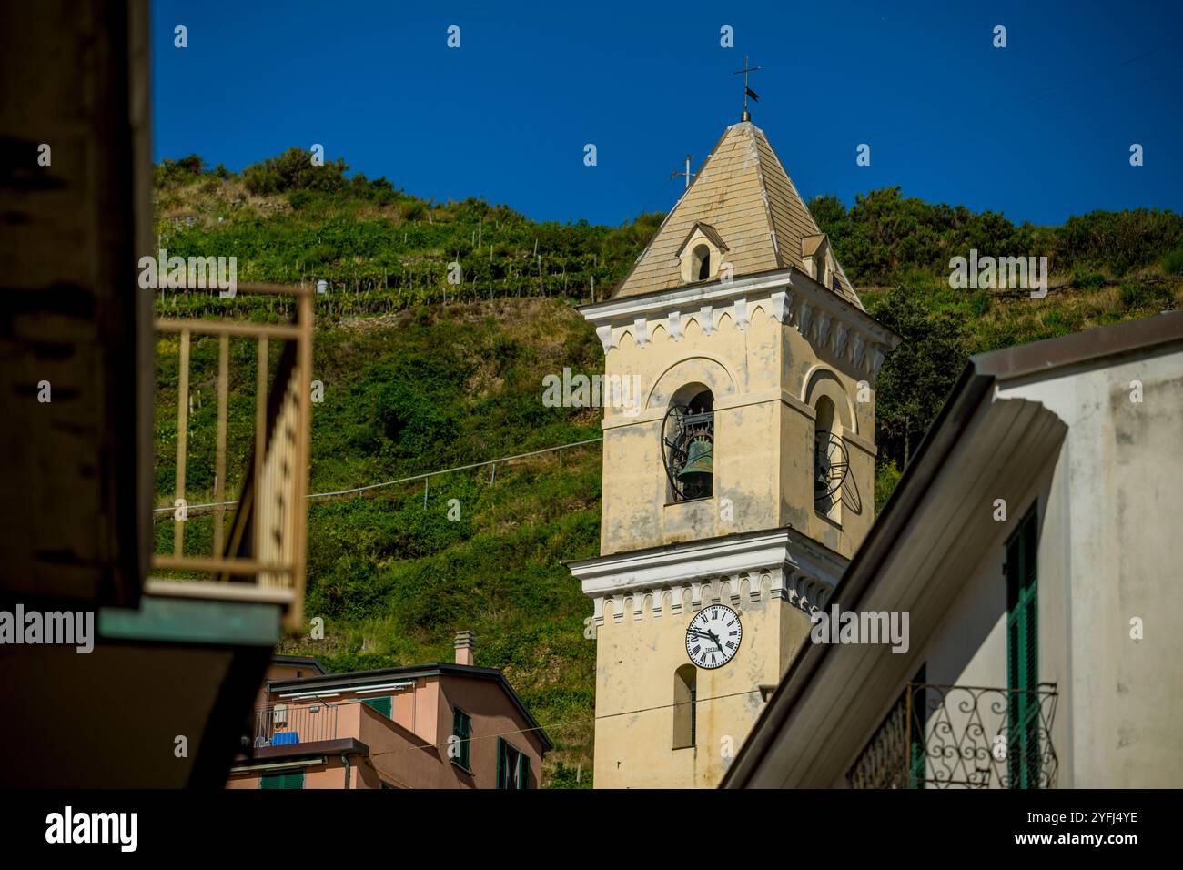 Glockenturm der Kirche San Lorenzo in Manarola, Cinque Terre, Provinz La Spezia, Teil der Region Ligurien, Norditalien. Stockfoto