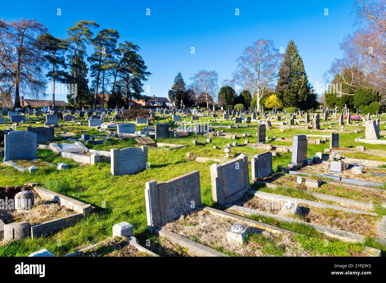 Gräber auf dem Hitchin Cemetery, Hitchin, Hertfordshire, England Stockfoto