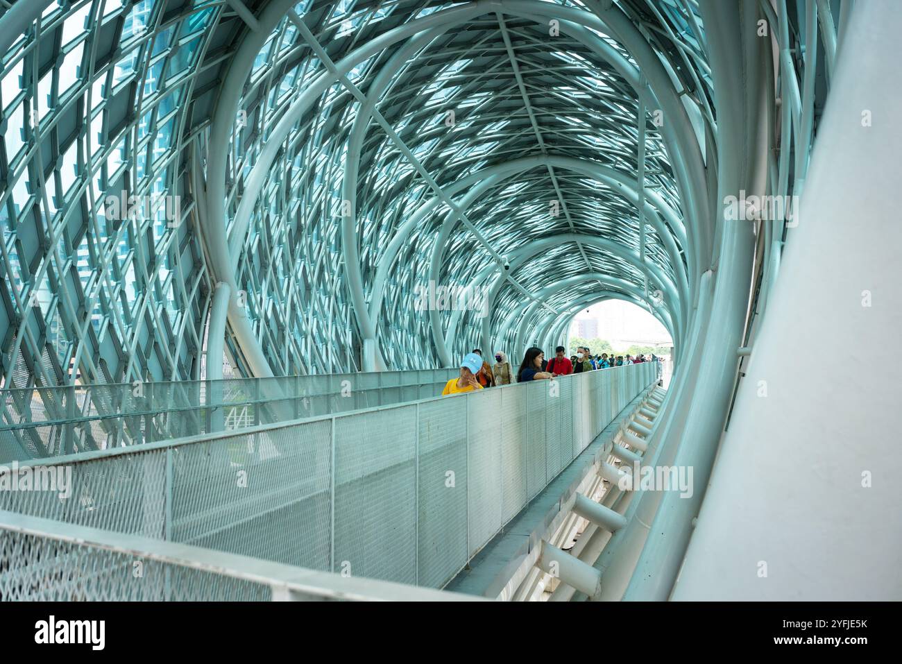 Kuala Lumpur, Malaysia - 5. Oktober 2024: Auf der Saloma Link Bridge, die Kampung Baru und KLCC verbindet. Eine Touristenattraktion und Wahrzeichen. Stockfoto