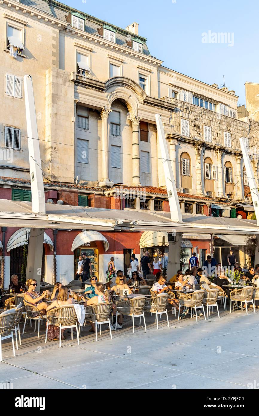 Gäste speisen im Freien in Restaurants entlang der Promenade Riva am Ufer in Split, Kroatien Stockfoto