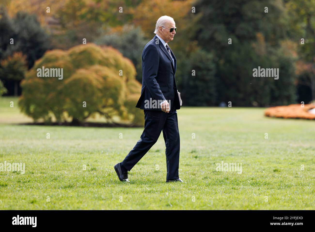 Washington, Usa. November 2024. Joe Biden geht zum Oval Office des Weißen Hauses in Washington DC, nachdem er am Tag vor den Präsidentschaftswahlen am 4. November 2024 aus Wilmington zurückgekehrt ist. Foto: Aaron Schwartz/UPI Credit: UPI/Alamy Live News Stockfoto