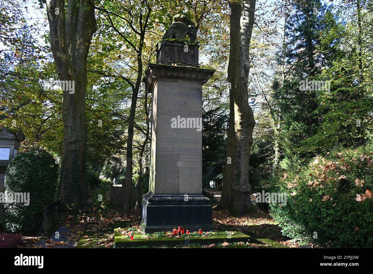 Grab und Gedankstätte der durch die Armeen von Napoleon gefallenen Soldaten auf dem Kölner Prominentenfriedhof Melaten *** Gräber und Gedenkstätten für Soldaten, die in Napoleons Armeen auf dem Friedhof Colognes Melaten gestorben sind Stockfoto