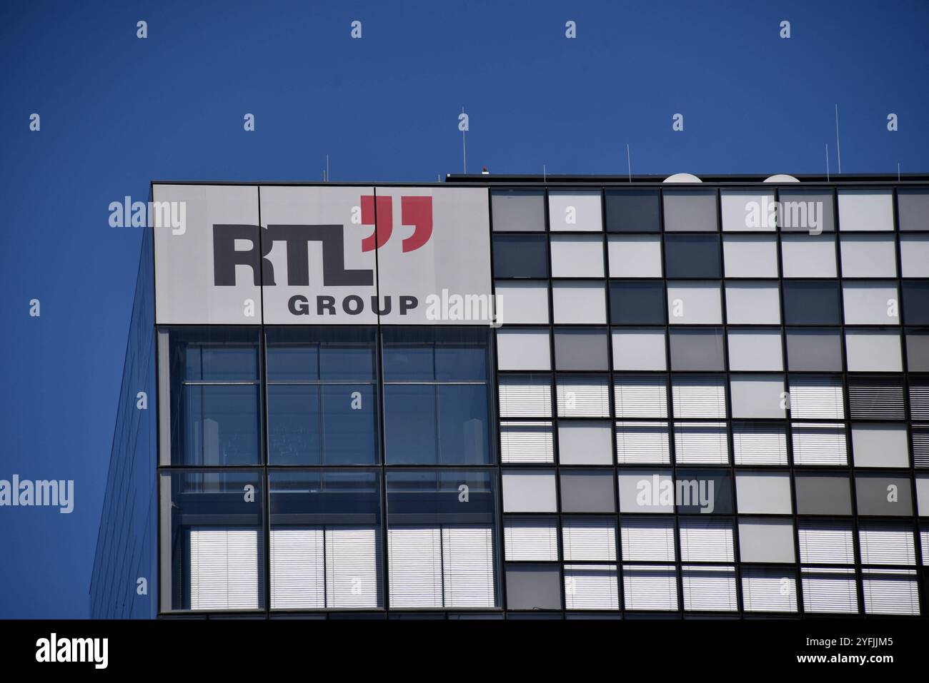 Logo, Schrifzug der RTL Group am neuen Verwaltungsgebäude *** Logo der RTL Group, Schriftzug auf dem neuen Verwaltungsgebäude Stockfoto