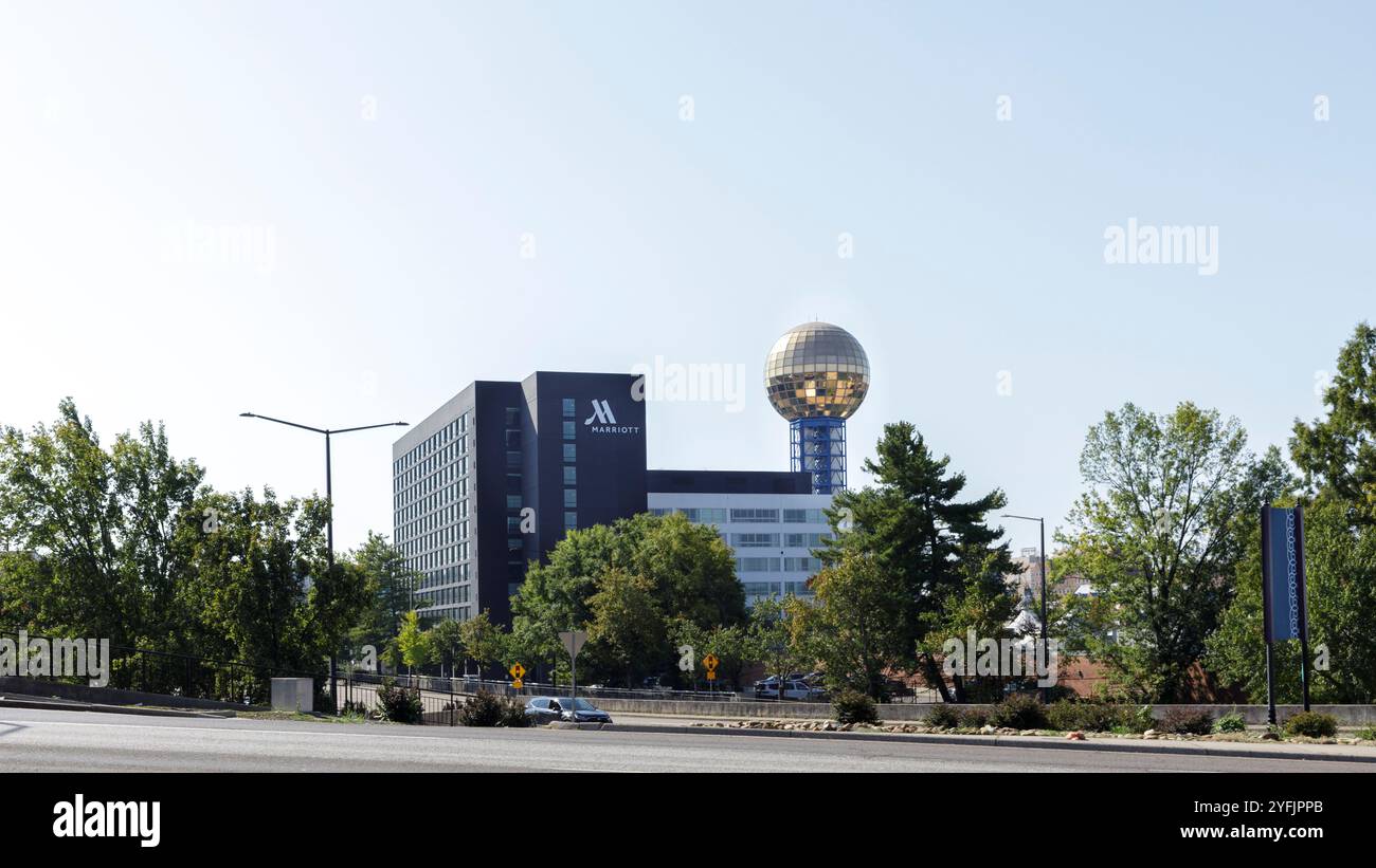 Knoxville, TN, USA – September 22, 2024: Blick von der Henley Street auf die Western Avenue des Marriott, die Tennessee Hotels und die Sunsphere. 16X9-Format. Stockfoto